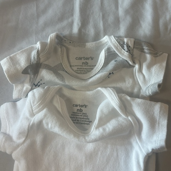 Carter's - set of 4 newborn onesie tops/shirts. - Picture 6 of 6